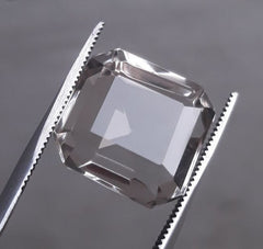 Дур э Наджаф 18,3 карата — жемчужина Наджафа, прозрачная фантазийная огранка — камень апреля — горный хрусталь, кварц — 15x15 мм