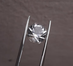 6,9 карата Дур э Наджаф — Жемчужина Наджафа, прозрачная фантазийная огранка — Камень апреля — Горный хрусталь, Кварц — 12x11 мм