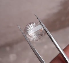 7,8 карата Дур э Наджаф — жемчужина Наджафа, прозрачная фантазийная огранка — камень апреля — горный хрусталь, кварц — 12x12 мм