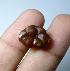 Резной фиолетовый огненный агат 10,5 карата - размеры 17x13x5 мм