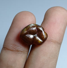 Резной фиолетовый огненный агат 10,5 карата - размеры 17x13x5 мм