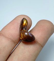 Натуральный резной редкий огненный агат L-образной формы 13,1 карата — размеры 19x13x10 мм