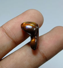 Натуральный резной редкий огненный агат L-образной формы 13,1 карата — размеры 19x13x10 мм