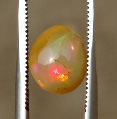 Опал 1,35 карата - Белый огненный опал - Вело опал - Медовый опал - Октябрьский камень - 8x7 мм