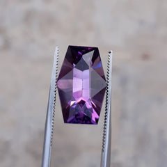Аметист фантазийной огранки 10,3 карата из Бразилии — Камень февраля —