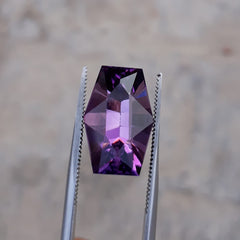 Аметист фантазийной огранки 10,3 карата из Бразилии — Камень февраля —