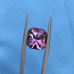 Аметист фантазийной огранки 7 карат из Бразилии — камень рожденных в феврале