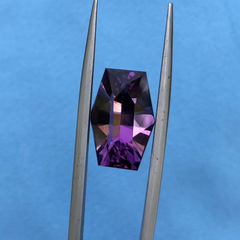 Аметист фантазийной огранки 10,3 карата из Бразилии — Камень февраля —