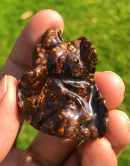 Редкая резьба по огненному агату большого размера 133 карата, из него пузырится лава - коллекционный драгоценный камень