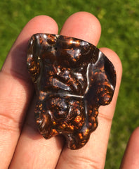 Редкая резьба по огненному агату большого размера 133 карата, из него пузырится лава - коллекционный драгоценный камень