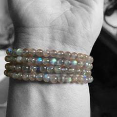 Красивый эластичный браслет из лабрадорита 6 мм
