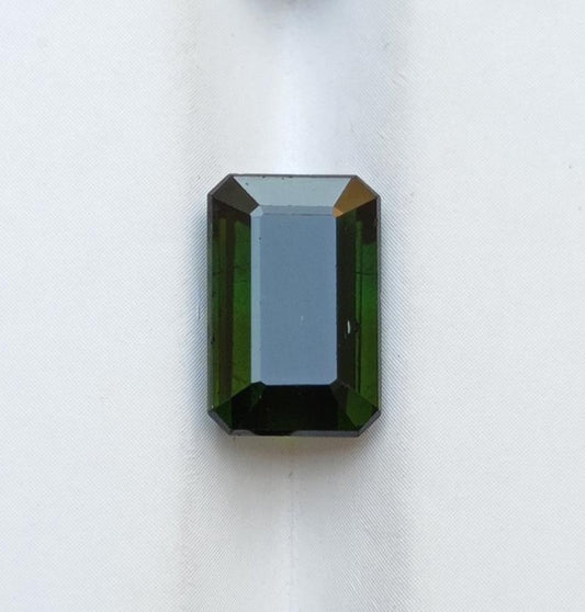 Драгоценный камень натуральный зеленый турмалин 4,3 карата — ограненный турмалин — камень, родившийся в октябре — 13x8x4 мм