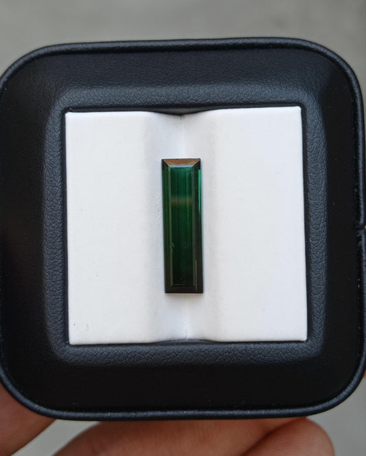 Натуральный темно-зеленый турмалин весом 4,7 карата — камень, родившийся в октябре