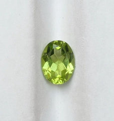 Драгоценный камень перидот 2,20 карата - оливин - хризолит - камень августа - 9x7x4,5 мм