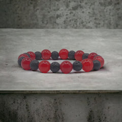 Эластичный браслет из красного агата и бусин лавы диаметром 10 мм
