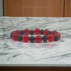 Эластичный браслет из красного агата и бусин лавы диаметром 10 мм