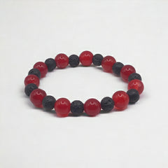 Эластичный браслет из красного агата и бусин лавы диаметром 10 мм