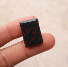 Натуральный высококачественный кровавый камень весом 24,15 карата — гелиотроп — размер — 24 мм x 17 мм