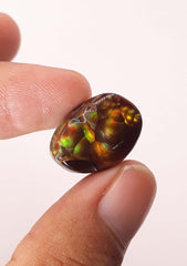 Радужный пузырчатый мексиканский огненный агат — более редкий драгоценный камень, чем бриллианты