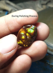 Радужный пузырчатый мексиканский огненный агат — более редкий драгоценный камень, чем бриллианты