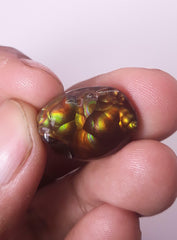 Радужный пузырчатый мексиканский огненный агат — более редкий драгоценный камень, чем бриллианты