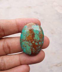 Натуральная бирюза 50,5 карата, зеленая матричная бирюза. Размеры — 35,8x26 мм.